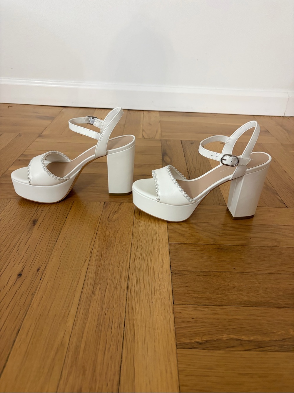 NWT Stuart Weitzman White Platform Pearl Sandals